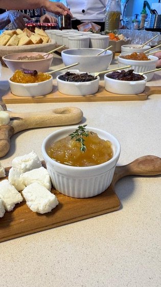 Geleia de maçã com tomilho servida com queijo