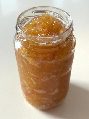 Pote de geleia de abacaxi com pimenta rosa