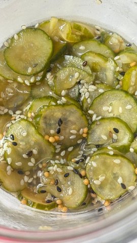 Sunomono de pepino com gergelim