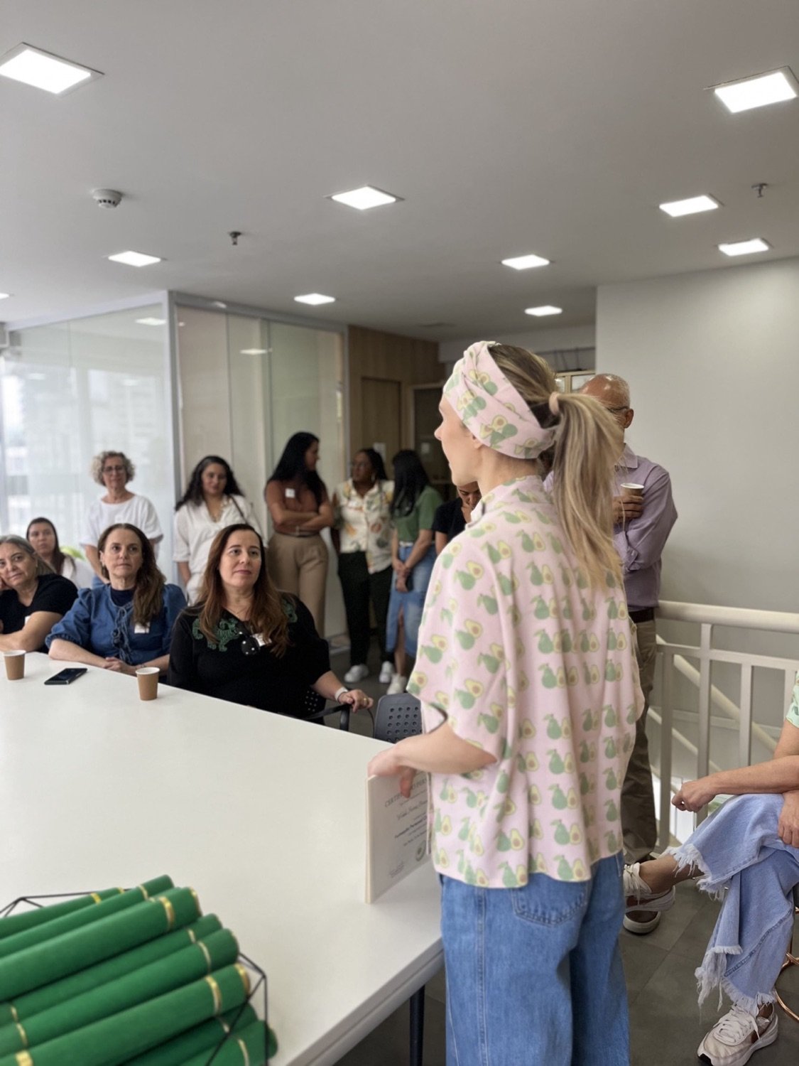 Convidados chegando e sendo recebidos na Escola Fran Tonello